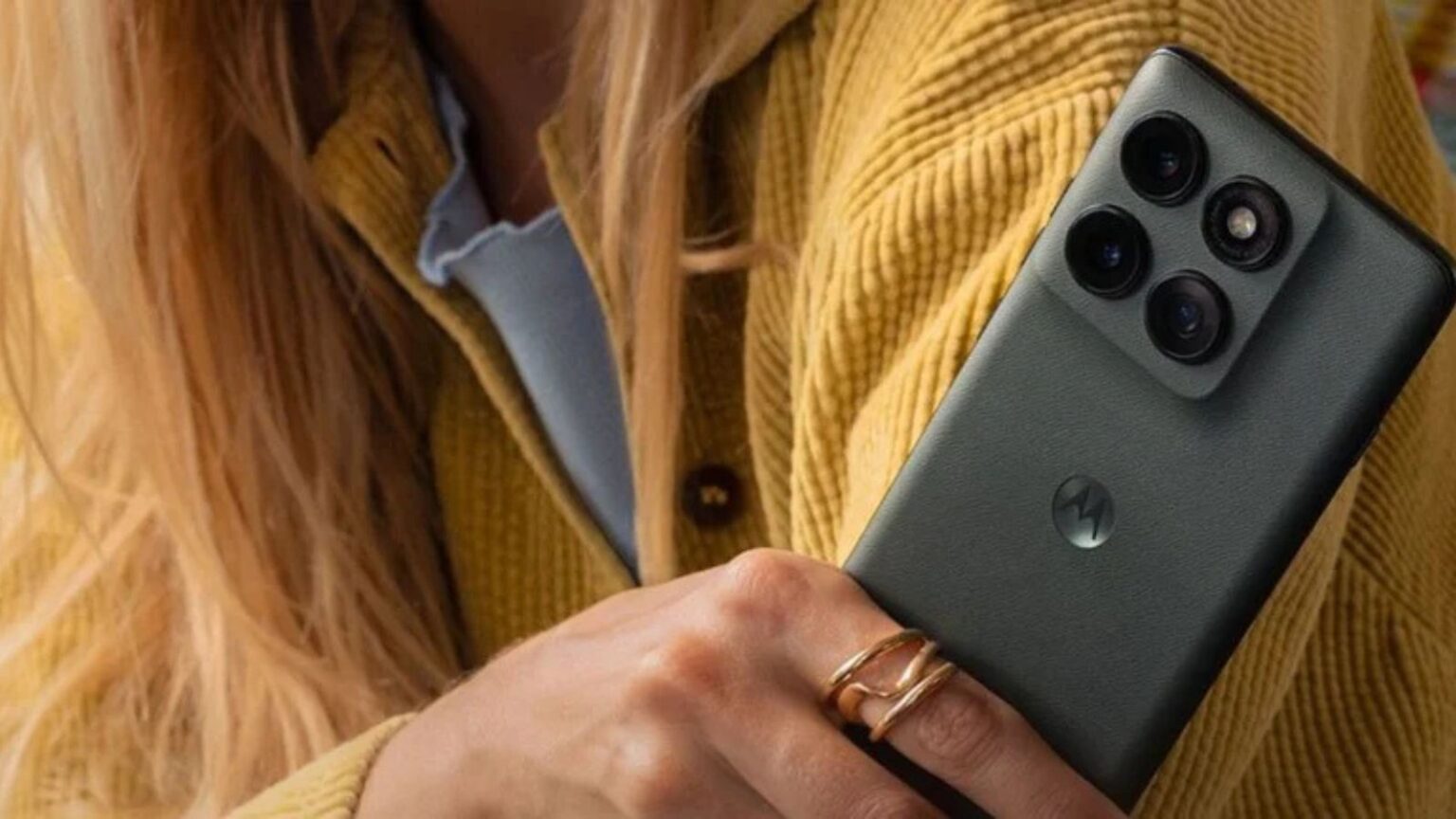 Le immagini condivise in rete da Evan Blass, noto nel settore con il profilo @evleaks, anticipano l’estetica del prossimo Motorola Edge 70, confermando l’impostazione stilistica che il brand sembra voler consolidare. Il dispositivo, atteso entro i prossimi mesi, continua a puntare sui bordi curvi, elemento che ha distinto la linea Edge sin dalle sue origini. Un display curvo e un design pulito: questo sarà Motorola Edge 70 Il pannello anteriore del Motorola Edge 70 si presenta con una curvatura pronunciata ai lati, caratteristica che consente al display di fondersi in modo fluido con la scocca laterale. Un dettaglio che non mancherà di far discutere: apprezzato da chi predilige un look elegante e moderno, meno amato da chi cerca maggiore ergonomia e protezione da tocchi accidentali. Il retro mostra un modulo fotografico a tripla lente, affiancato da un flash LED. L’organizzazione simmetrica dei sensori riprende una formula già vista su altri modelli della casa. La finitura posteriore appare opaca, e secondo quanto suggerito dalle immagini, potrebbe trattarsi di un materiale con effetto pelle vegana, pensato per migliorare il grip e limitare le impronte. Linee continue e scelte funzionali: ecco come ha lavorato Motorola Sulla parte inferiore della scocca è ben visibile il logo Motorola in posizione centrale, mentre sul lato destro trovano posto il tasto di accensione e il bilanciere del volume. I bordi, invece, restano puliti, senza interruzioni evidenti. Le specifiche tecniche non sono ancora state ufficializzate, ma è probabile che il Motorola Edge 70 si collochi nella fascia medio-alta del mercato, seguendo la tradizione della gamma a cui appartiene. In attesa di conferme ufficiali, le immagini suggeriscono che Motorola punterà ancora su uno stile elegante e curato, fedele al DNA della serie Edge. Al momento dunque bisognerà solo attendere il momento del lancio ufficiale di questo prodotto che si preannuncia molto interessante sotto ogni punto di vista.
