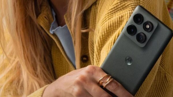 Le immagini condivise in rete da Evan Blass, noto nel settore con il profilo @evleaks, anticipano l’estetica del prossimo Motorola Edge 70, confermando l’impostazione stilistica che il brand sembra voler consolidare. Il dispositivo, atteso entro i prossimi mesi, continua a puntare sui bordi curvi, elemento che ha distinto la linea Edge sin dalle sue origini. Un display curvo e un design pulito: questo sarà Motorola Edge 70 Il pannello anteriore del Motorola Edge 70 si presenta con una curvatura pronunciata ai lati, caratteristica che consente al display di fondersi in modo fluido con la scocca laterale. Un dettaglio che non mancherà di far discutere: apprezzato da chi predilige un look elegante e moderno, meno amato da chi cerca maggiore ergonomia e protezione da tocchi accidentali. Il retro mostra un modulo fotografico a tripla lente, affiancato da un flash LED. L’organizzazione simmetrica dei sensori riprende una formula già vista su altri modelli della casa. La finitura posteriore appare opaca, e secondo quanto suggerito dalle immagini, potrebbe trattarsi di un materiale con effetto pelle vegana, pensato per migliorare il grip e limitare le impronte. Linee continue e scelte funzionali: ecco come ha lavorato Motorola Sulla parte inferiore della scocca è ben visibile il logo Motorola in posizione centrale, mentre sul lato destro trovano posto il tasto di accensione e il bilanciere del volume. I bordi, invece, restano puliti, senza interruzioni evidenti. Le specifiche tecniche non sono ancora state ufficializzate, ma è probabile che il Motorola Edge 70 si collochi nella fascia medio-alta del mercato, seguendo la tradizione della gamma a cui appartiene. In attesa di conferme ufficiali, le immagini suggeriscono che Motorola punterà ancora su uno stile elegante e curato, fedele al DNA della serie Edge. Al momento dunque bisognerà solo attendere il momento del lancio ufficiale di questo prodotto che si preannuncia molto interessante sotto ogni punto di vista.
