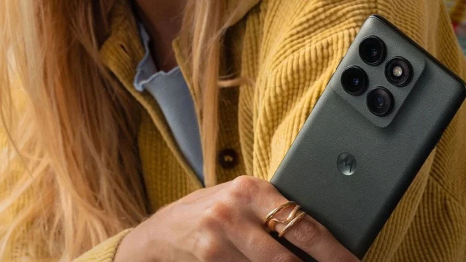 Le immagini condivise in rete da Evan Blass, noto nel settore con il profilo @evleaks, anticipano l’estetica del prossimo Motorola Edge 70, confermando l’impostazione stilistica che il brand sembra voler consolidare. Il dispositivo, atteso entro i prossimi mesi, continua a puntare sui bordi curvi, elemento che ha distinto la linea Edge sin dalle sue origini. Un display curvo e un design pulito: questo sarà Motorola Edge 70 Il pannello anteriore del Motorola Edge 70 si presenta con una curvatura pronunciata ai lati, caratteristica che consente al display di fondersi in modo fluido con la scocca laterale. Un dettaglio che non mancherà di far discutere: apprezzato da chi predilige un look elegante e moderno, meno amato da chi cerca maggiore ergonomia e protezione da tocchi accidentali. Il retro mostra un modulo fotografico a tripla lente, affiancato da un flash LED. L’organizzazione simmetrica dei sensori riprende una formula già vista su altri modelli della casa. La finitura posteriore appare opaca, e secondo quanto suggerito dalle immagini, potrebbe trattarsi di un materiale con effetto pelle vegana, pensato per migliorare il grip e limitare le impronte. Linee continue e scelte funzionali: ecco come ha lavorato Motorola Sulla parte inferiore della scocca è ben visibile il logo Motorola in posizione centrale, mentre sul lato destro trovano posto il tasto di accensione e il bilanciere del volume. I bordi, invece, restano puliti, senza interruzioni evidenti. Le specifiche tecniche non sono ancora state ufficializzate, ma è probabile che il Motorola Edge 70 si collochi nella fascia medio-alta del mercato, seguendo la tradizione della gamma a cui appartiene. In attesa di conferme ufficiali, le immagini suggeriscono che Motorola punterà ancora su uno stile elegante e curato, fedele al DNA della serie Edge. Al momento dunque bisognerà solo attendere il momento del lancio ufficiale di questo prodotto che si preannuncia molto interessante sotto ogni punto di vista. 