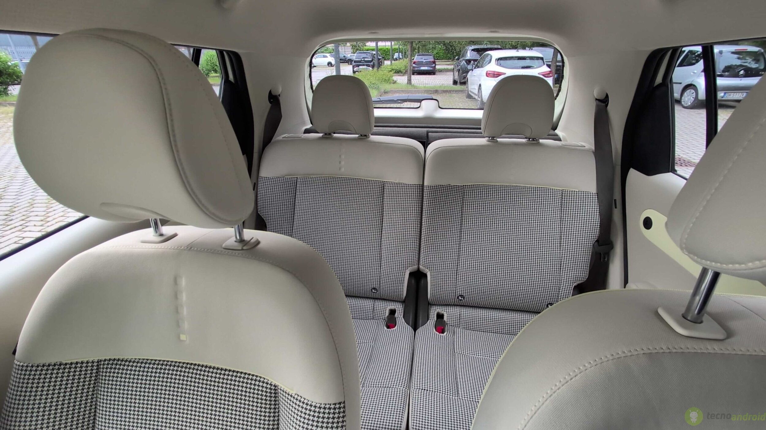 Hyundai Inster () Hyundai Inster ()