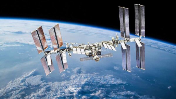 La NASA valuta il taglio dell’equipaggio sulla ISS per risparmiare, rallentando ricerca e missioni in vista del ritiro nel 2030.
