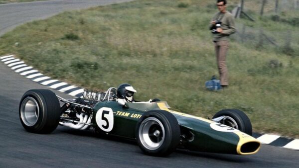 Lotus Emira Jim Clark Edition: tributo esclusivo al mito scozzese