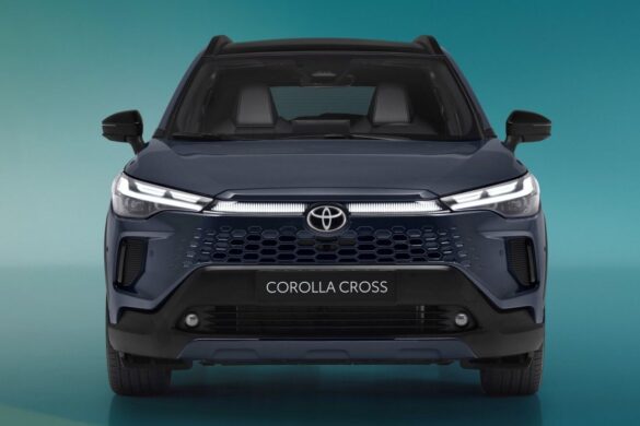 Toyota Corolla Cross 2025: nuova grinta, ma il motore ibrido resta