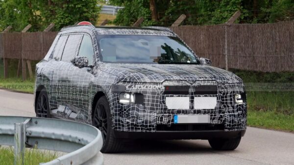 Nuova BMW X7: alcune foto mostrano in anteprima il suo carattere