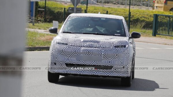 Nissan Micra 2025: i primi dettagli spuntano dalle foto spia