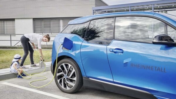 Auto elettriche: la ricarica arriva direttamente dal marciapiede
