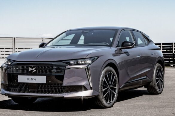 DS N°4: Il crossover si reinventa con eleganza sportiva