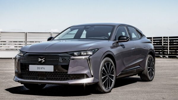 DS N°4: Il crossover si reinventa con eleganza sportiva