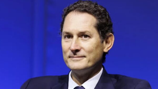 Fusione Stellantis-Renault: solo suggestioni, parla Elkann