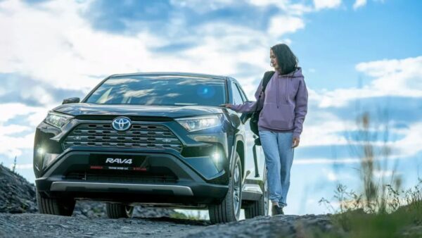 Toyota RAV4 2025: il SUV ibrido diventa ancora più audace