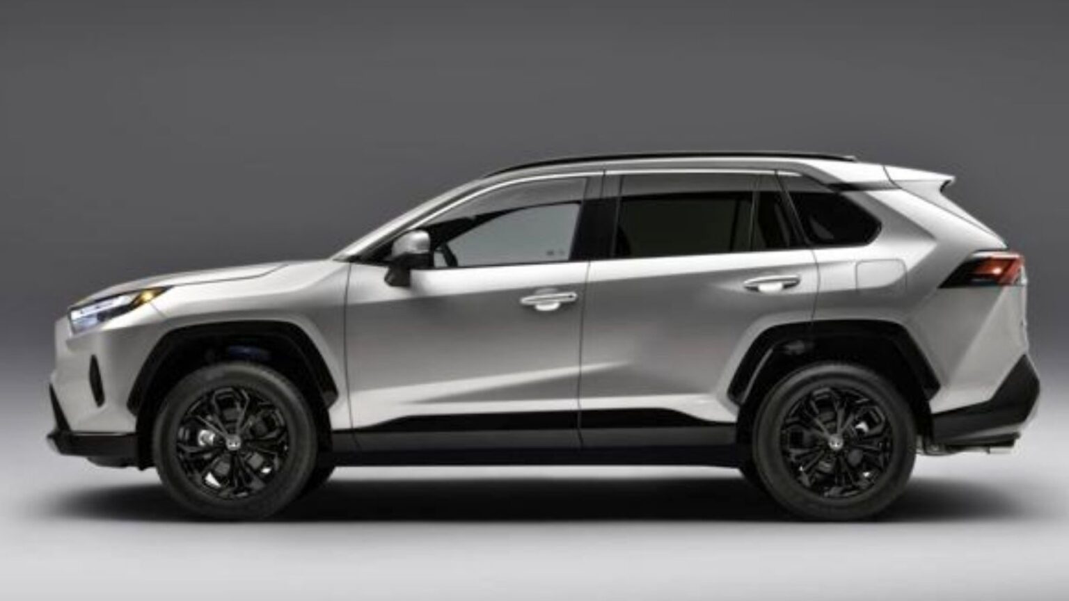 Toyota RAV4 2025: il SUV cambia nuovamente ed è pronto a stupire