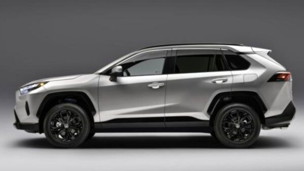 Toyota RAV4 2025: il SUV cambia nuovamente ed è pronto a stupire