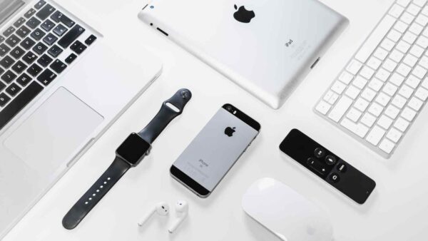 Dopo la telefonata Trump–Cook sui dazi, Apple potrebbe evitare perdite miliardarie ma restano dubbi su promesse e investimenti.