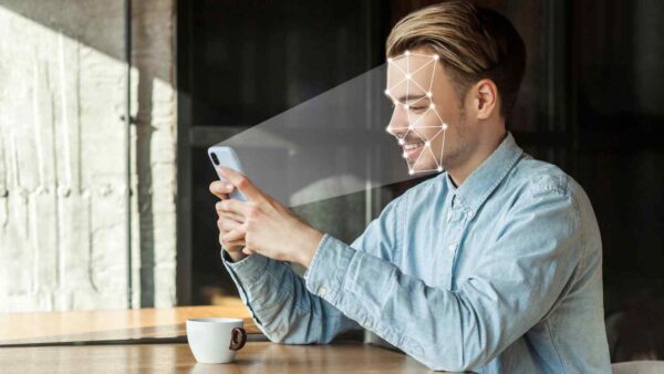 Apple prepara iPhone 18 Pro con Face ID nascosto sotto il display e fotocamera frontale visibile nel 2026 per un design più pulito.