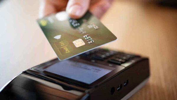 Amazon, Ikea e altri big chiedono all’UE di limitare le commissioni Visa e Mastercard, cresciute del 34% in quattro anni.