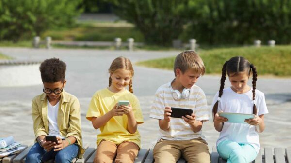 Uno su cinque adolescenti prova ansia senza schermo: l’OCSE chiede più educazione e dati per tutelare il benessere digitale.