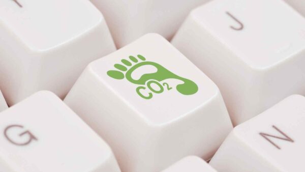 La produzione di chip per l’AI ha fatto esplodere le emissioni di CO₂: +457% in un anno, con seri rischi per la transizione energetica.