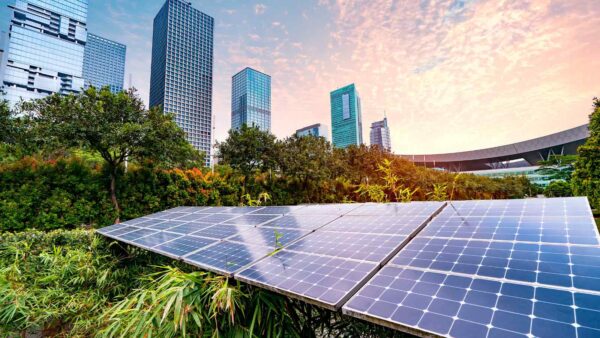 Nel primo trimestre 2025, le rinnovabili in Italia rallentano, con il fotovoltaico in calo, ma i grandi impianti e l’eolico crescono.