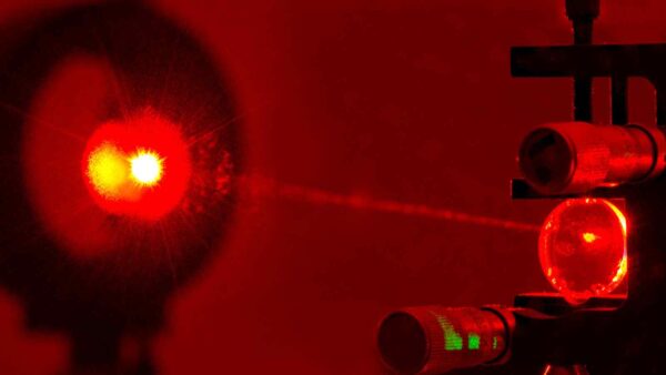 DARPA ha trasmesso 800 watt di energia via laser a 8,6 km, aprendo la strada all’energia wireless per droni e satelliti.