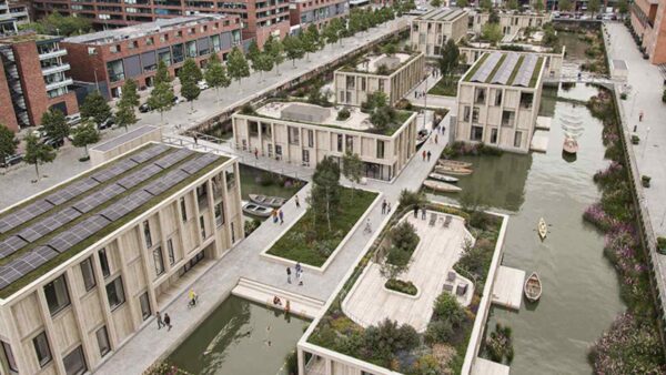 A Rotterdam nasce il più grande quartiere galleggiante d’Europa: case modulari, verde acquatico e vita urbana sull’acqua.