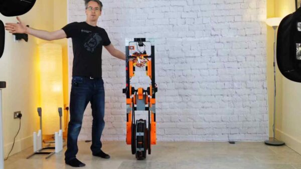 James Bruton ha creato un monopattino robotico a ruota singola, che si muove in tutte le direzioni grazie a un design innovativo e DIY.