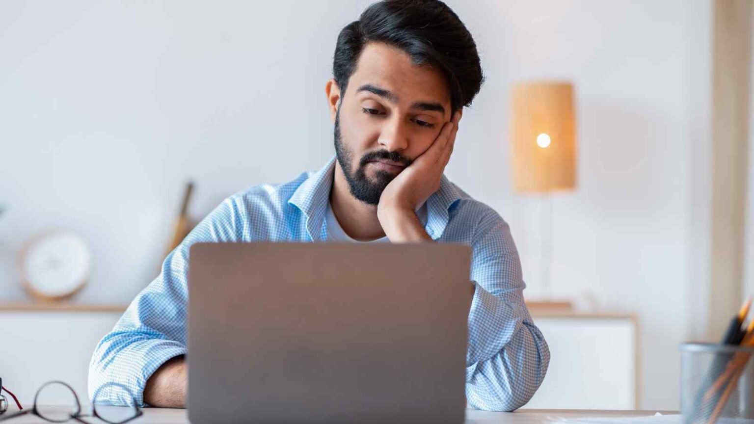 L’AI accelera il lavoro, ma rischia di ridurre motivazione e impegno nelle attività che richiedono sforzo personale.