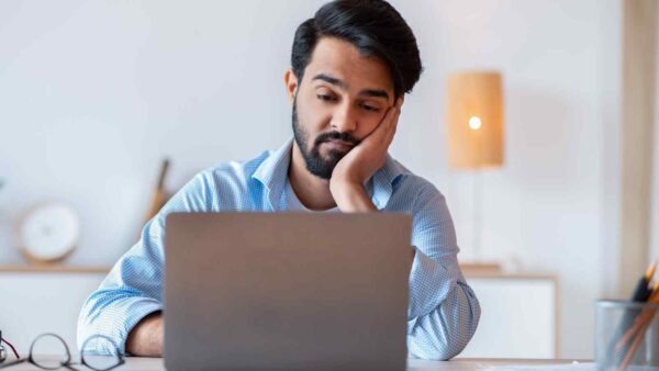 L’AI accelera il lavoro, ma rischia di ridurre motivazione e impegno nelle attività che richiedono sforzo personale.