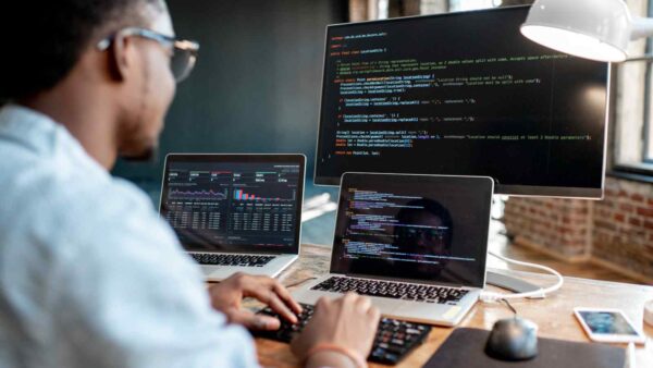 Microsoft e Google generano già fino al 30% del loro codice con l’AI, segnando un cambio profondo nel lavoro degli sviluppatori.