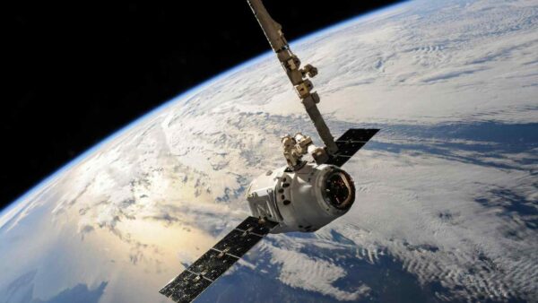 Ricercatori inseguono un satellite in rientro per studiare l’impatto ambientale dei materiali rilasciati nell’atmosfera durante la discesa.