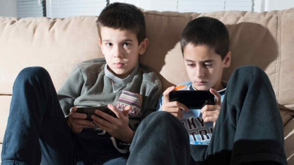 L’Emilia-Romagna propone un’azione contro l’impatto dei social sui giovani: più scuola, meno schermi e responsabilità per le big tech.