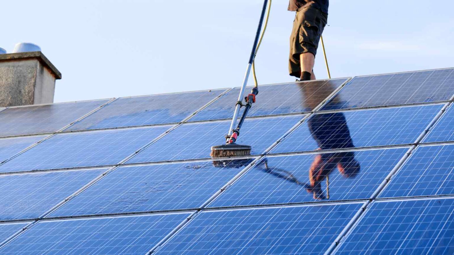 Una pellicola giapponese aumenta l'efficienza dei pannelli solari, riducendo l'accumulo di polvere senza necessità di manutenzione.