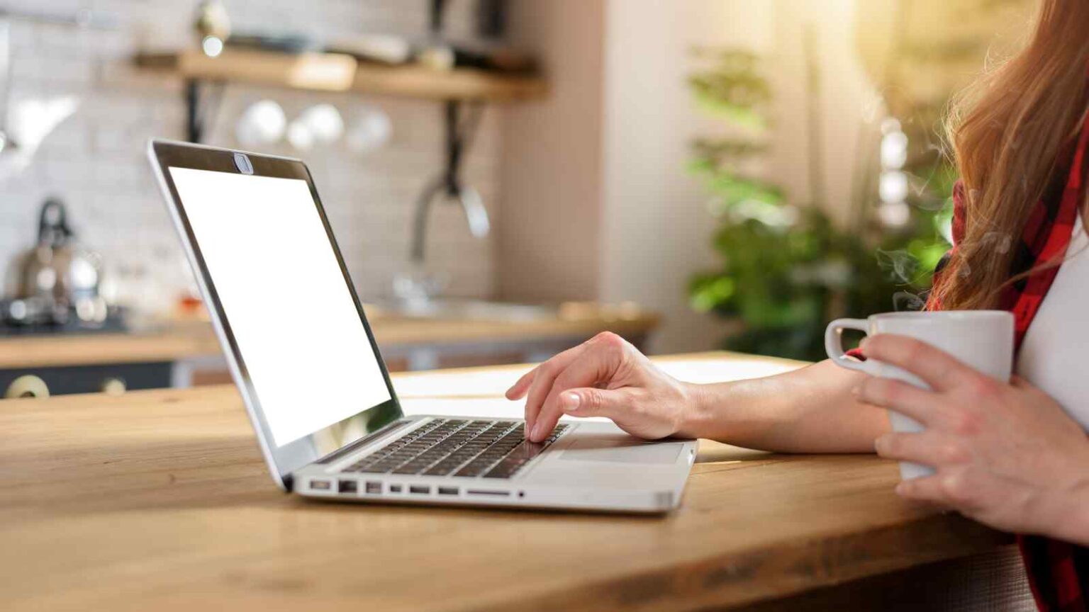 Nonostante le pressioni, molti lavoratori difendono il lavoro da remoto e non tornerebbero in ufficio nemmeno con un aumento.