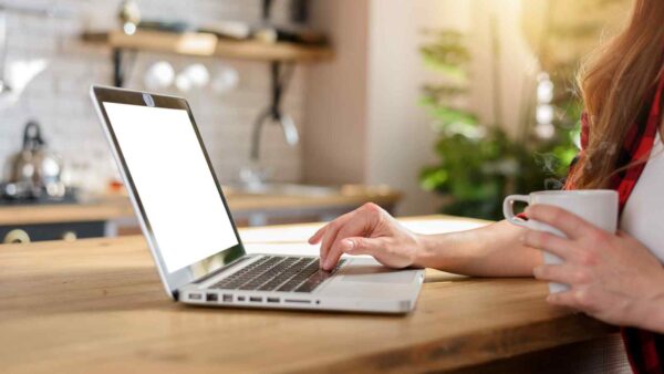 Nonostante le pressioni, molti lavoratori difendono il lavoro da remoto e non tornerebbero in ufficio nemmeno con un aumento.