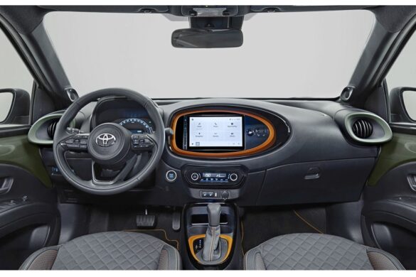 Toyota Aygo X cambia: interni hi-tech e materiali sostenibili