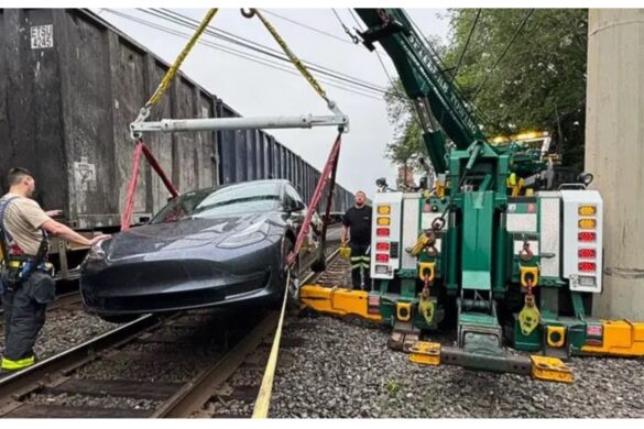 Tesla sui binari, collisione con un treno: salvo il conducente, ma crescono i dubbi sulla guida autonoma