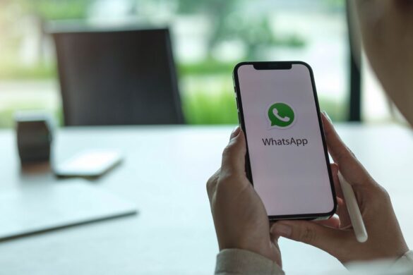 Truffa colpisce gli italiani su WhatsApp: così svuotano il conto