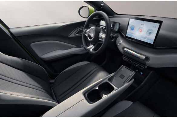 Rivoluzione BYD: addio agli schermi che ruotano in auto