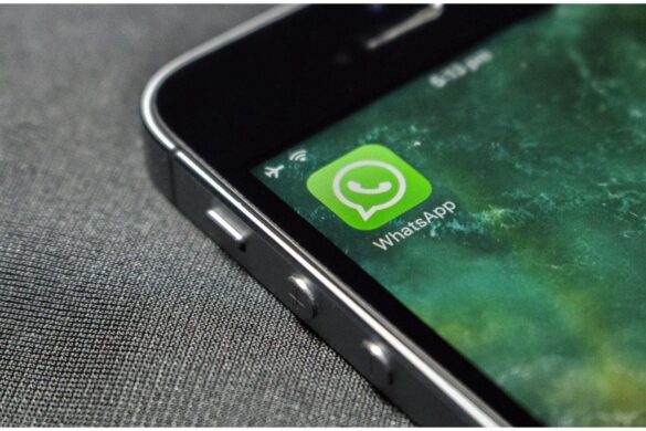 WhatsApp per iOS si rinnova: adesivi animati e audio con un tocco