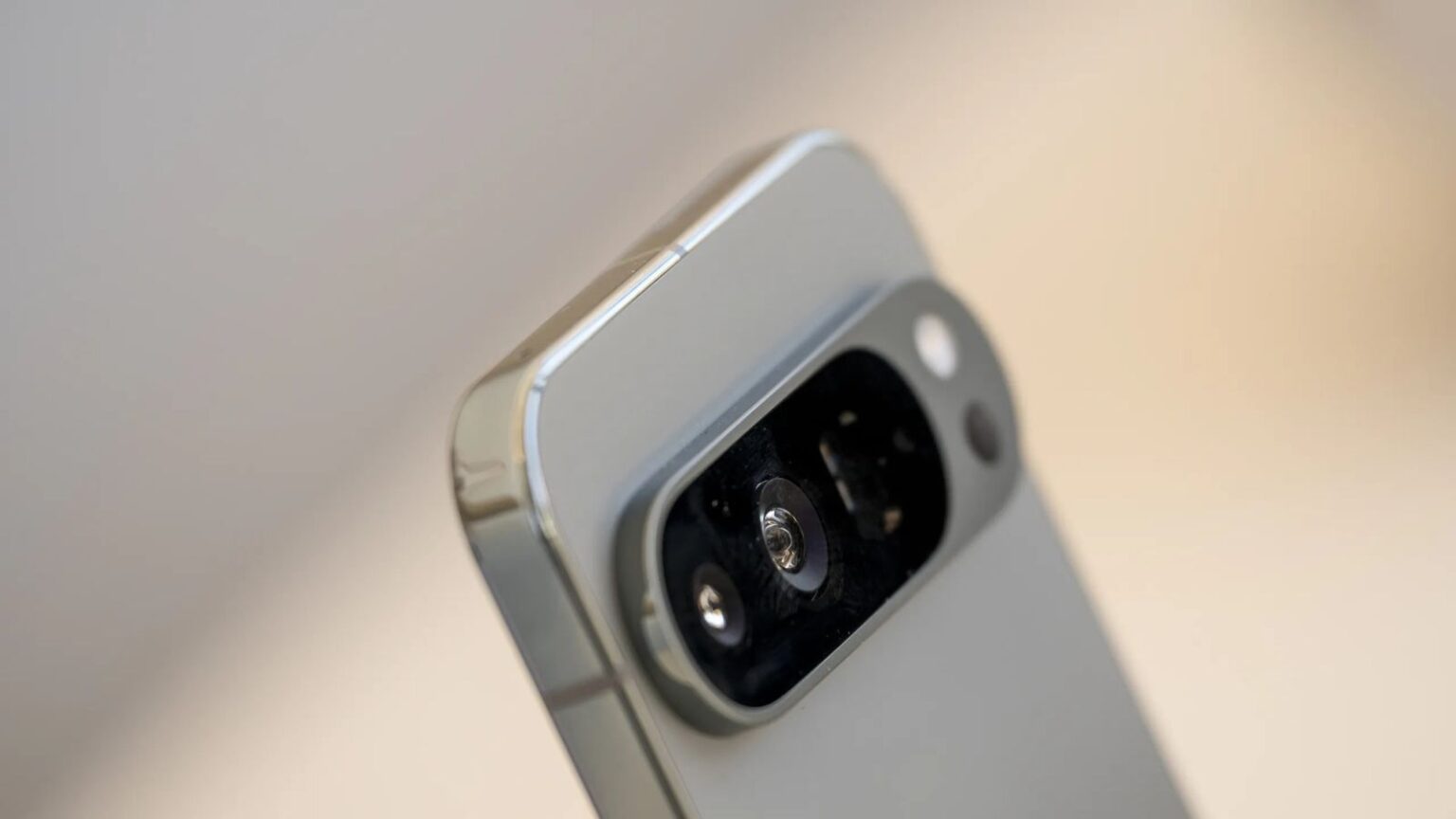 Google Pixel 10 Pro compare online con le prime foto: è simile al Pixel 9