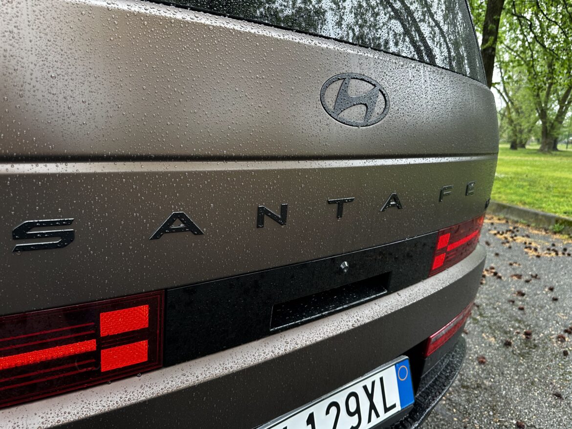 Hyundai Santa Fe () Hyundai Santa Fe ()