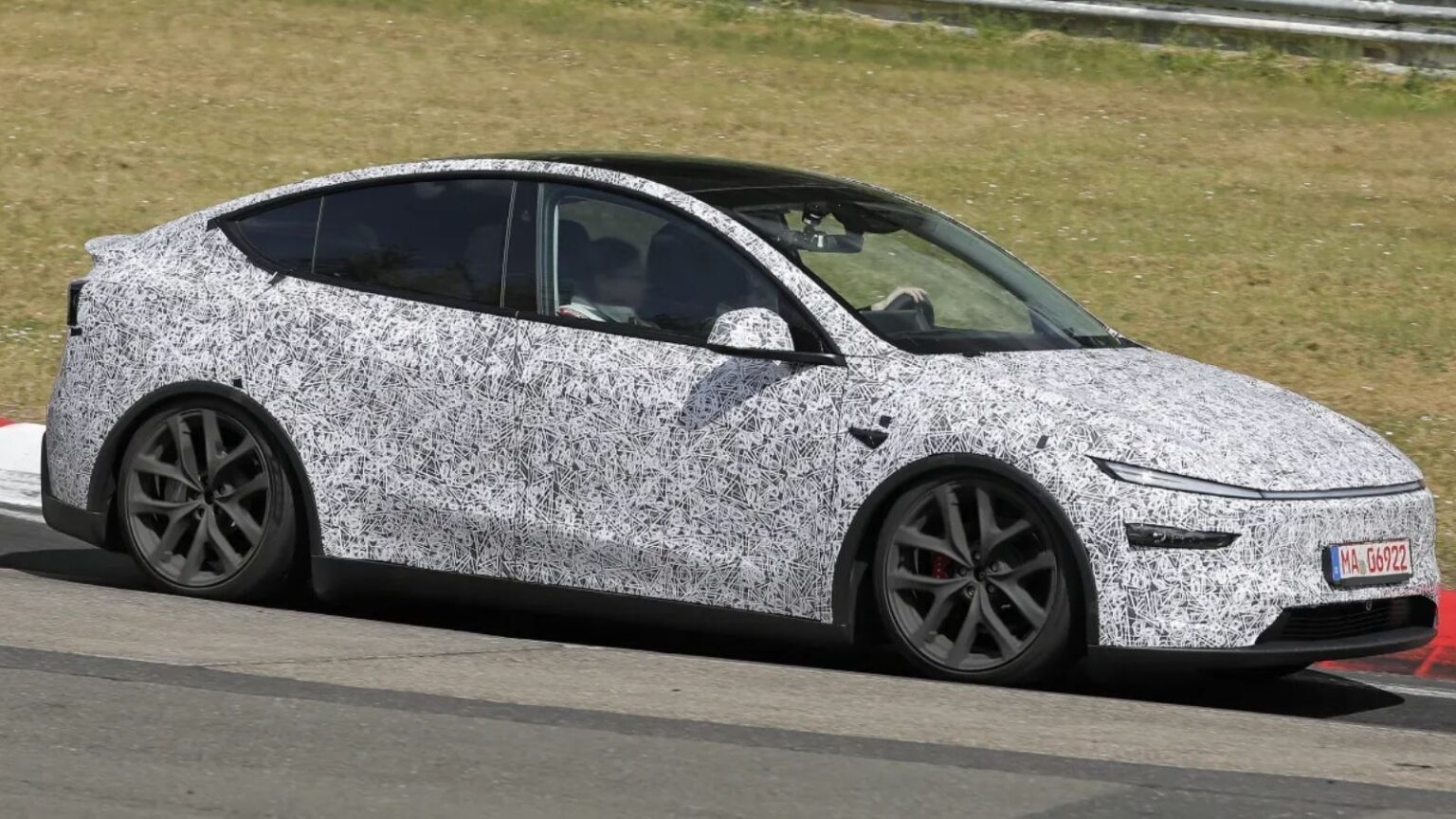 Tesla Model Y Performance: la sua potenza in pista al Nürburgring