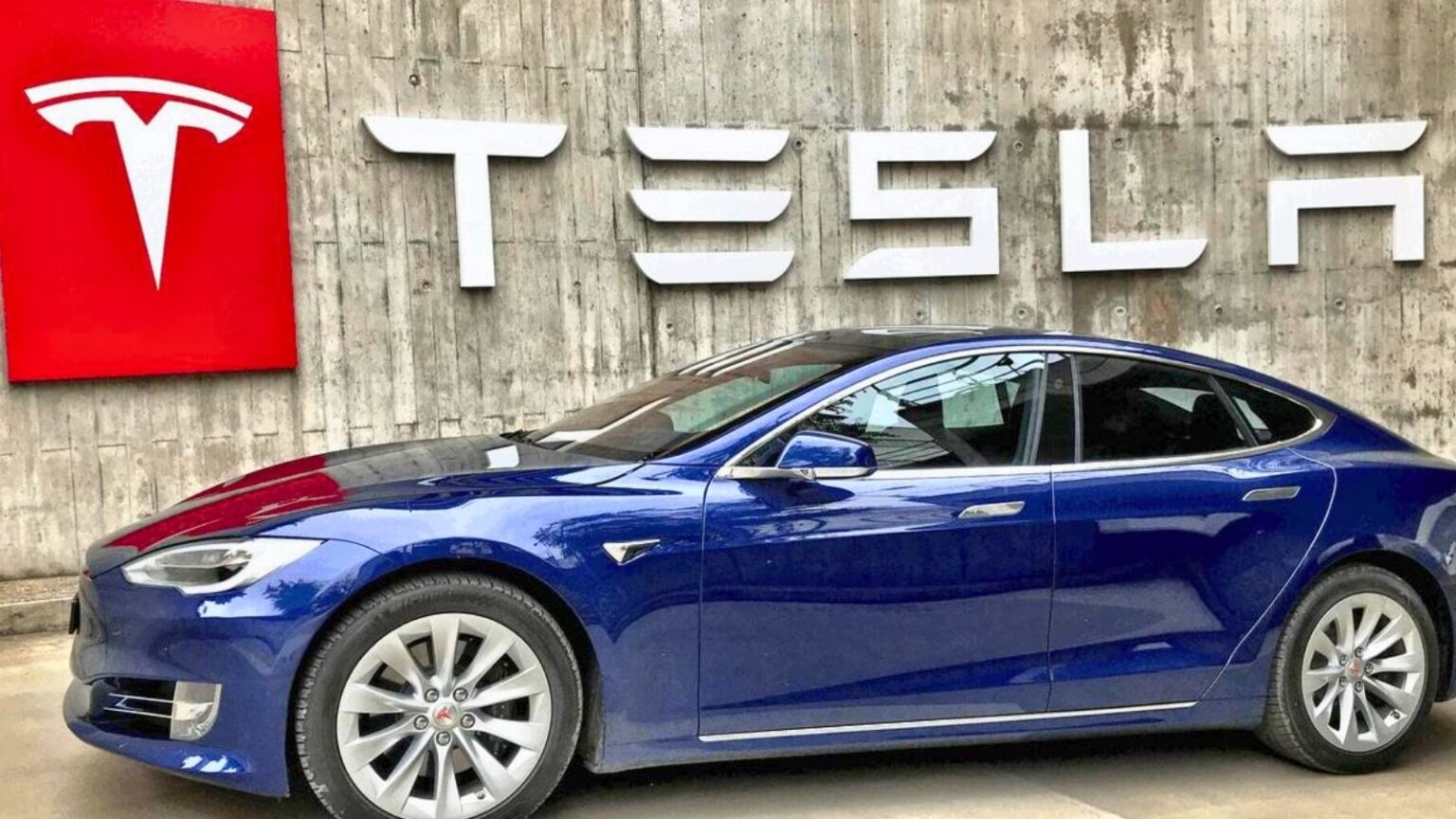 Tesla cambia i test drive: più semplici e più "test drive fai da te"