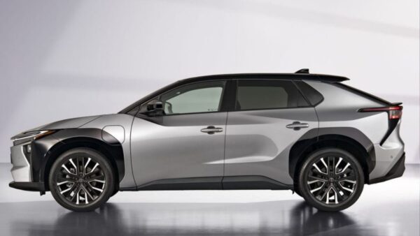 Toyota bZ4X: il nuovo SUV elettrico è più affilato che mai