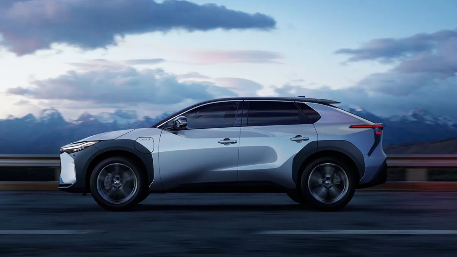 Toyota bZ4X, il restyling colpisce dalla A alla Z: interni rinnovati