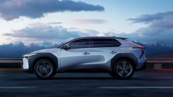 Toyota bZ4X, il restyling colpisce dalla A alla Z: interni rinnovati