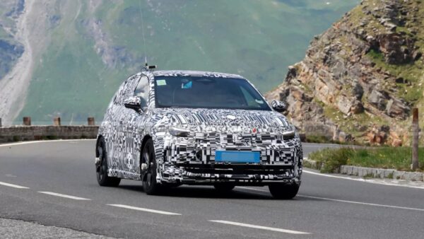 Volkswagen ID.2: nuovi dettagli segreti mostrati con test intensi tra le Alpi