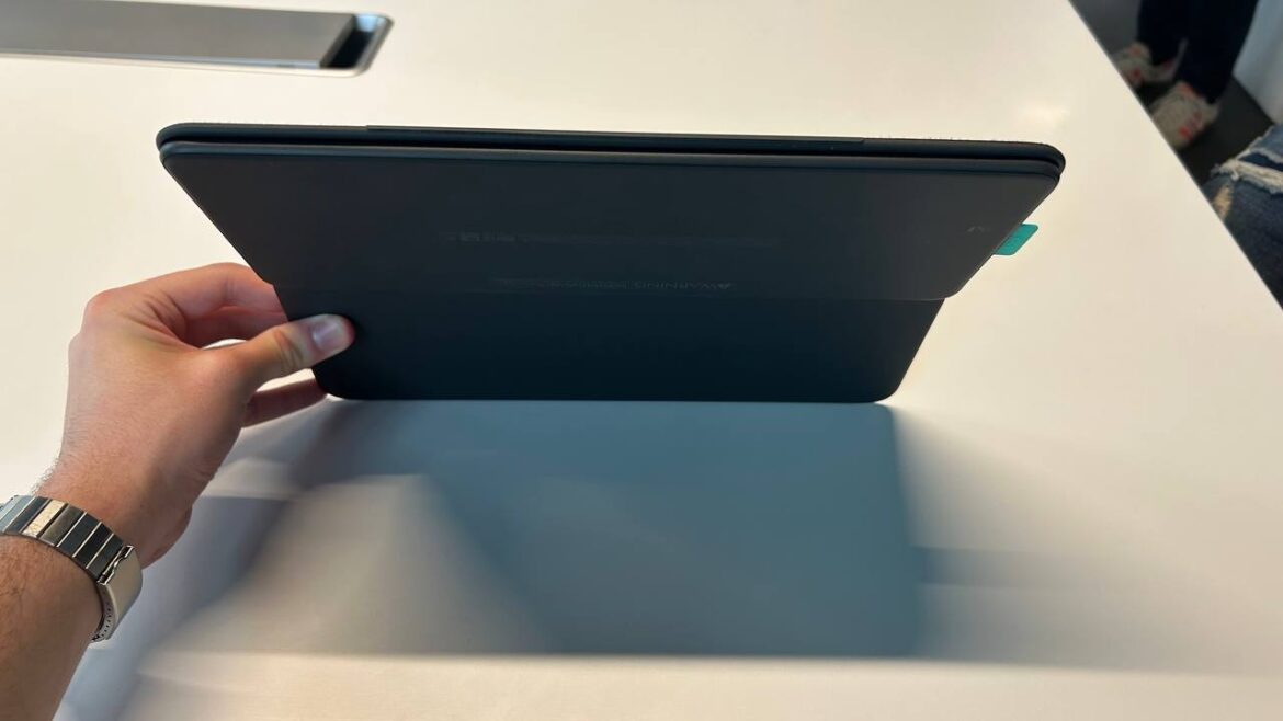 Logitech Folio () Logitech Folio ()