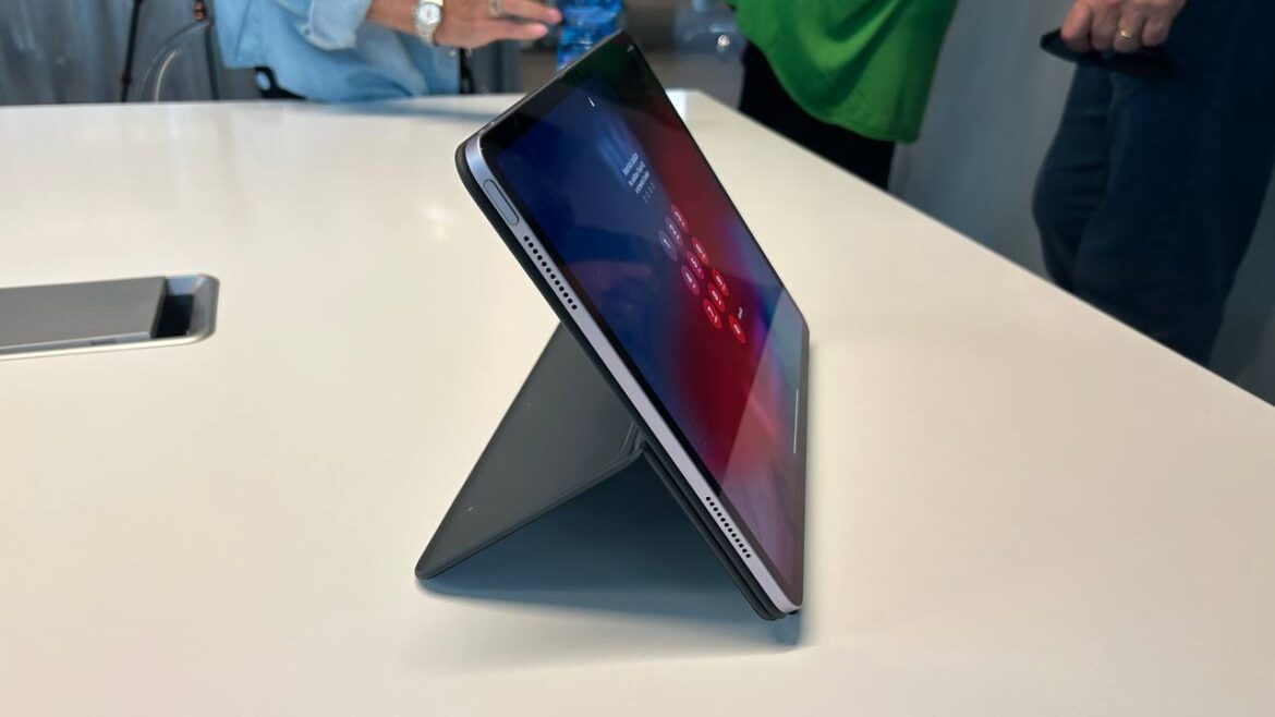 Logitech Folio () Logitech Folio ()