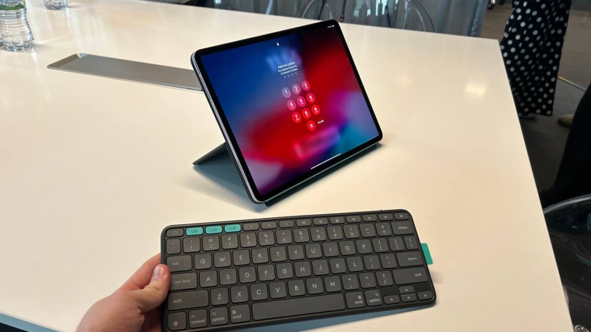 Logitech Folio () Logitech Folio ()