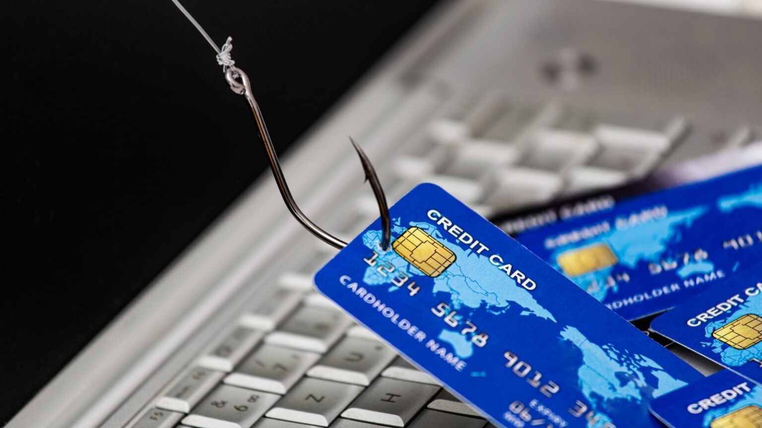 Truffa e pericoli estivi: dal web arriva l'inganno che svuota il conto corrente